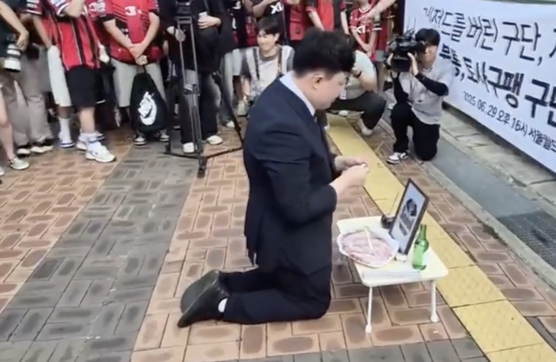 百家乐规则-无法接受奇诚庸离队,FC首尔球迷主场外办葬礼:金基东滚出去