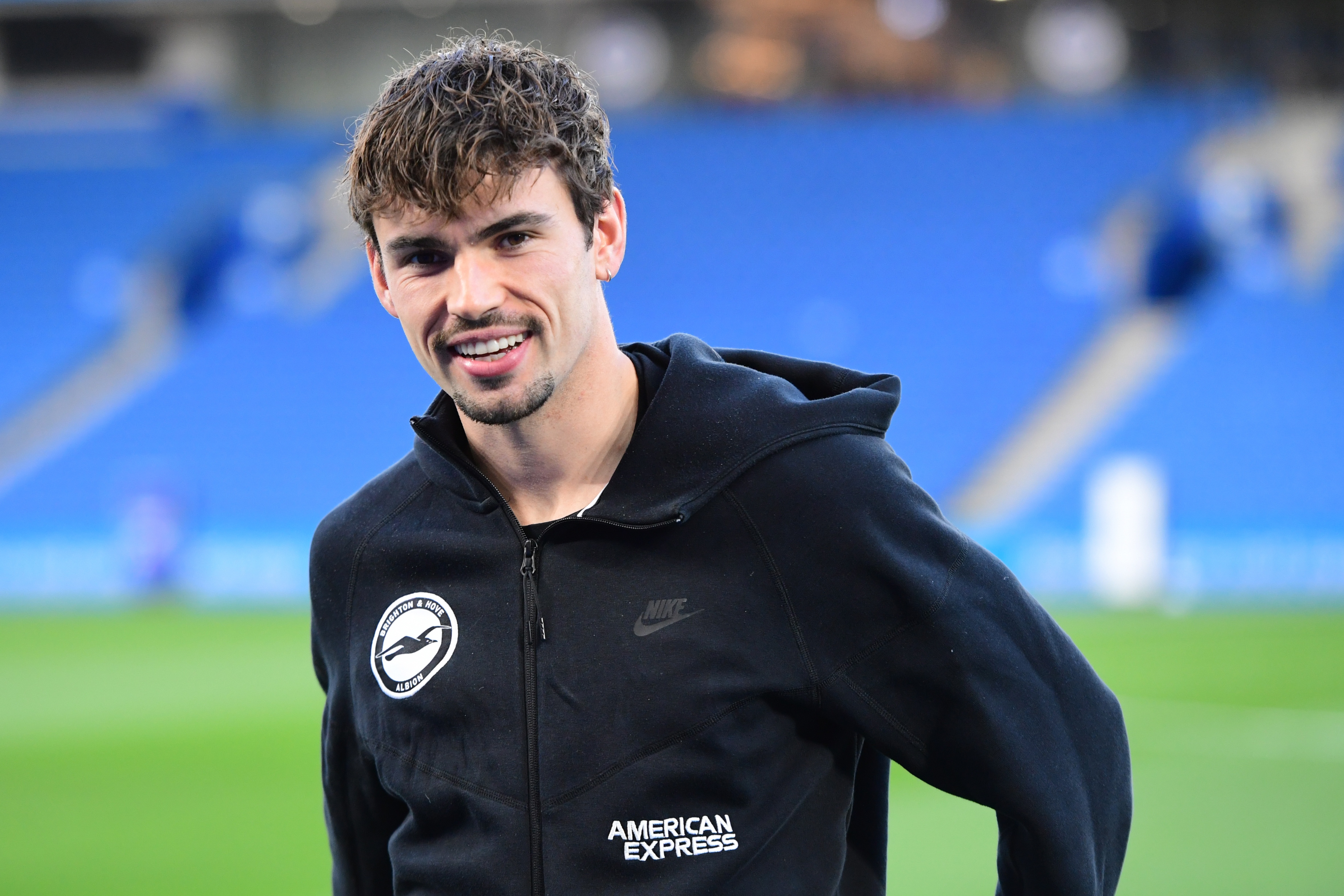 罗马诺:尤文考虑租借+强制买断签奥莱利,但需先有中场离队