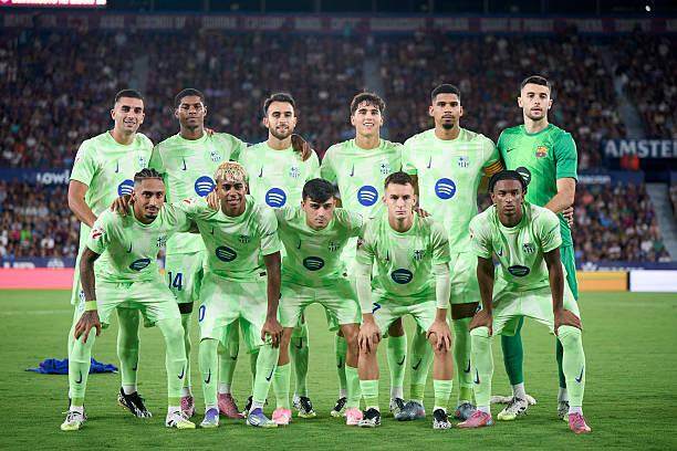 1755991173772000866.jpg 【西甲】佩德里世界波!巴萨让二追三绝杀莱万特