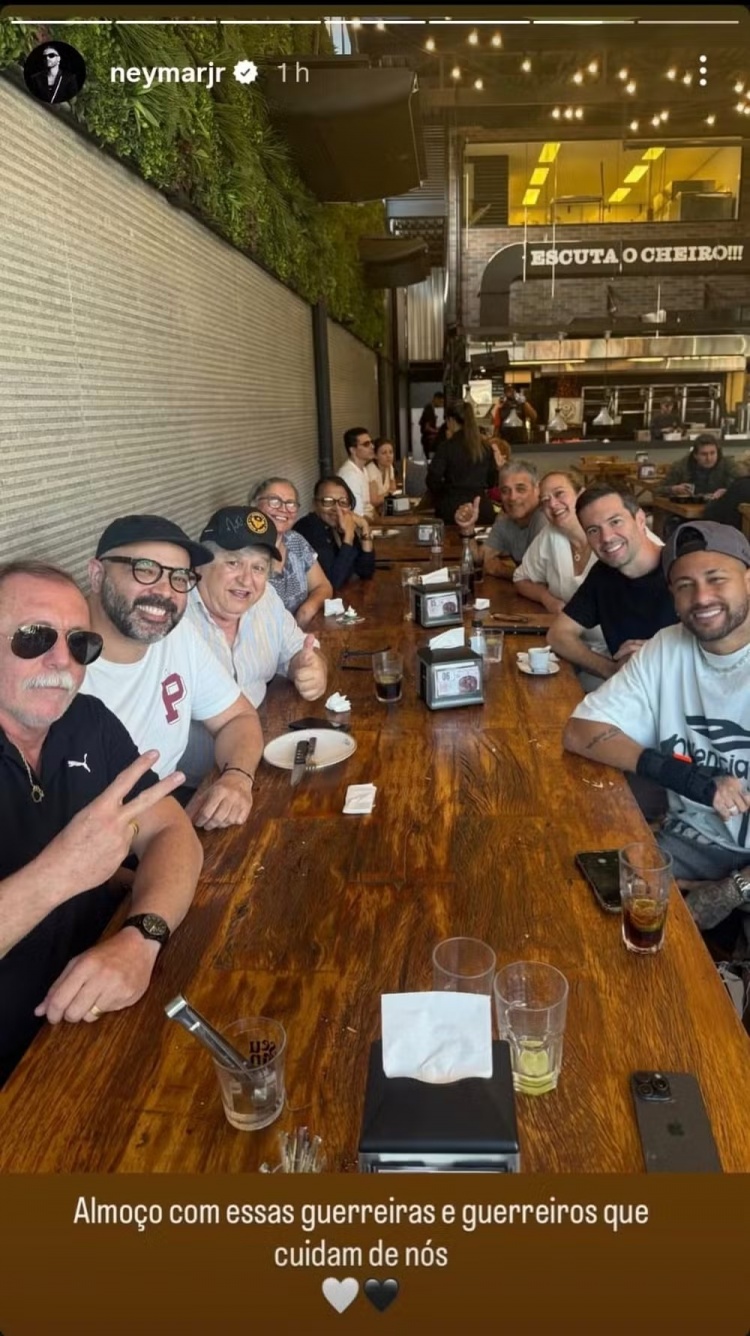 内马尔带桑托斯工作人员去烤肉店吃午饭,并向店主赠送签名球衣