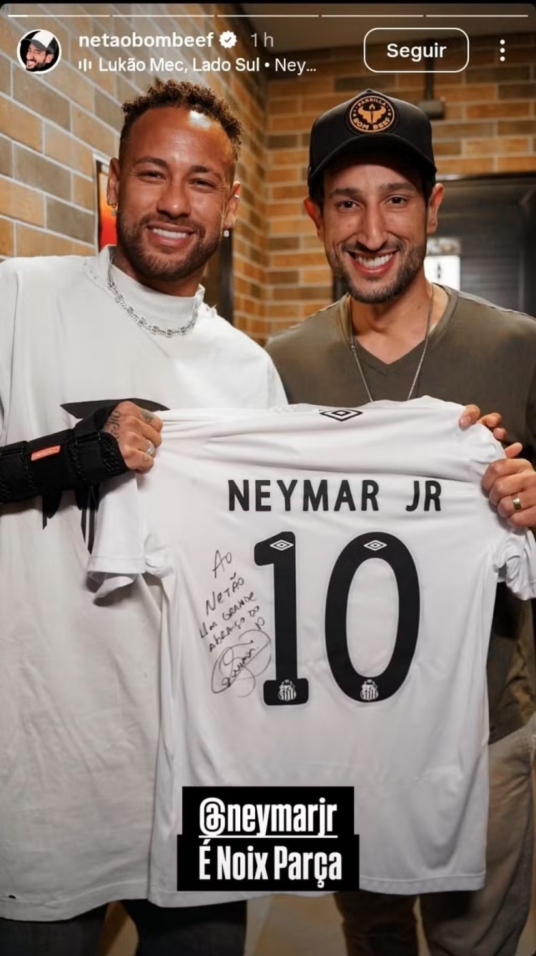 内马尔带桑托斯工作人员去烤肉店吃午饭,并向店主赠送签名球衣