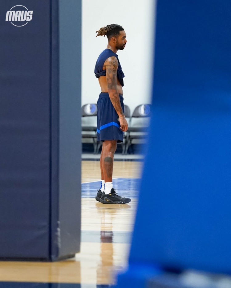 独行侠新援拉塞尔投入训练，官方发布多图展现季前备战状态